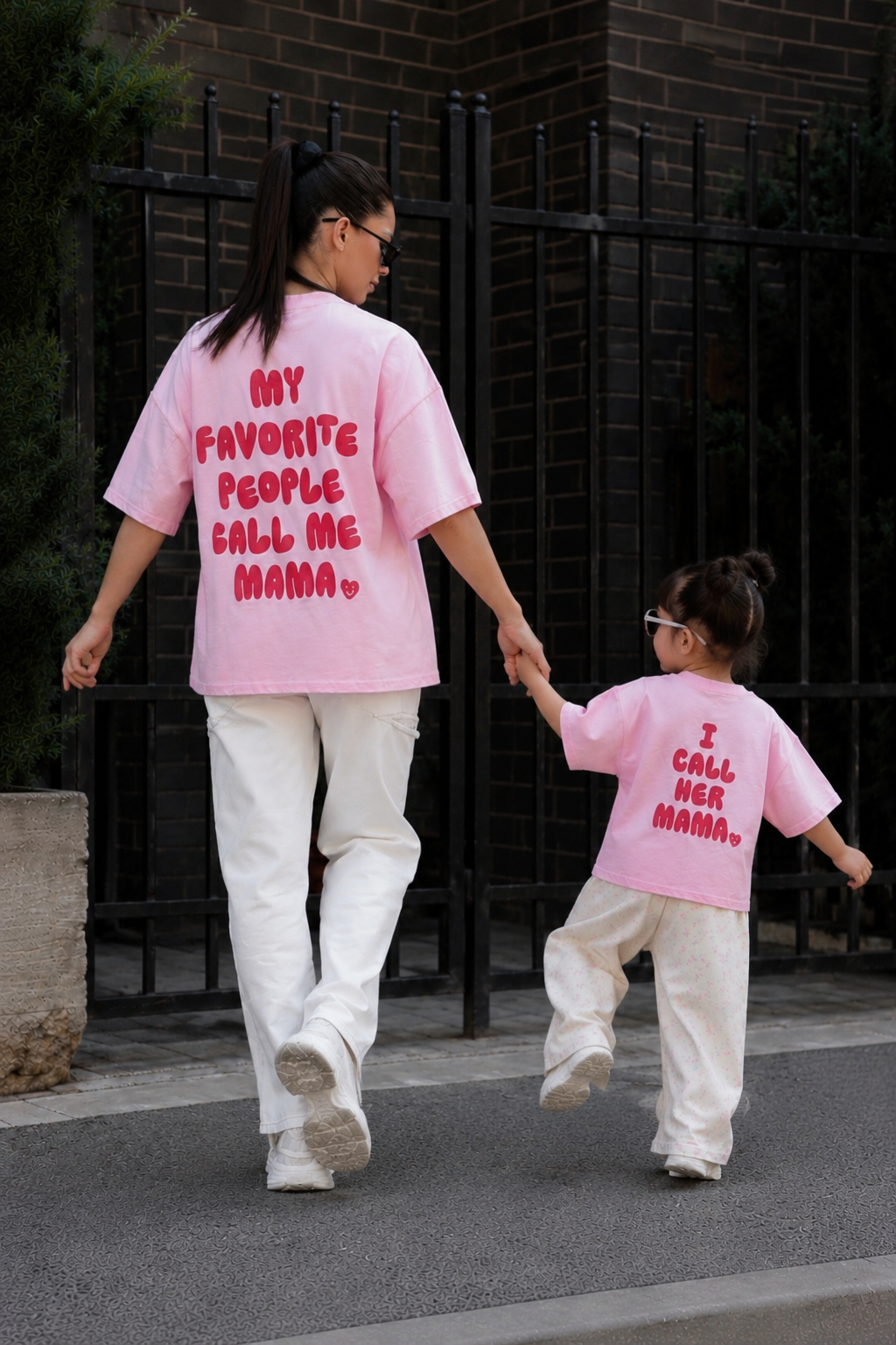 Tricou pentru copii cu textul "O chem pe ea mama" / Lollipop Roz
