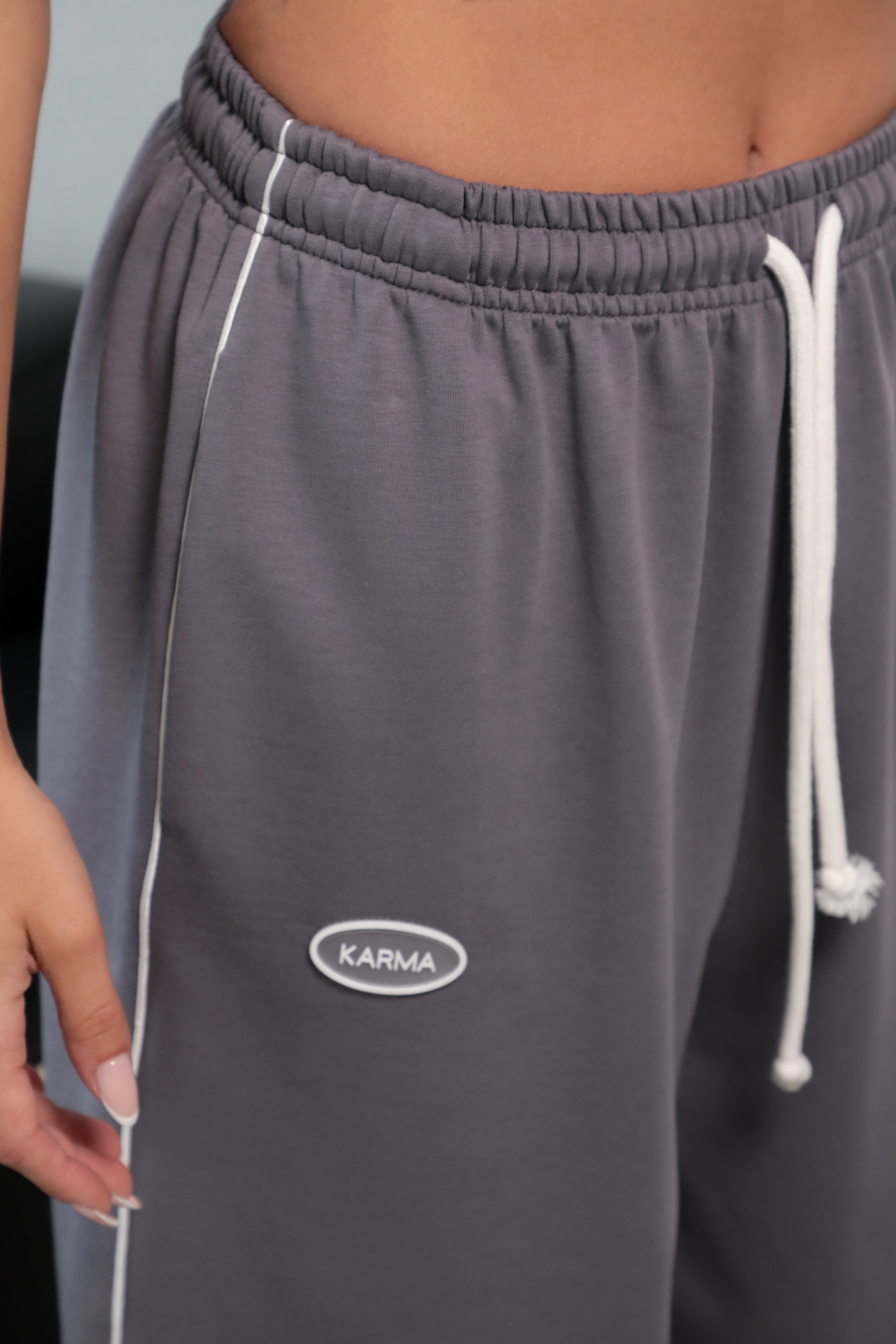 Pantaloni jogger Karma / Fum grafit