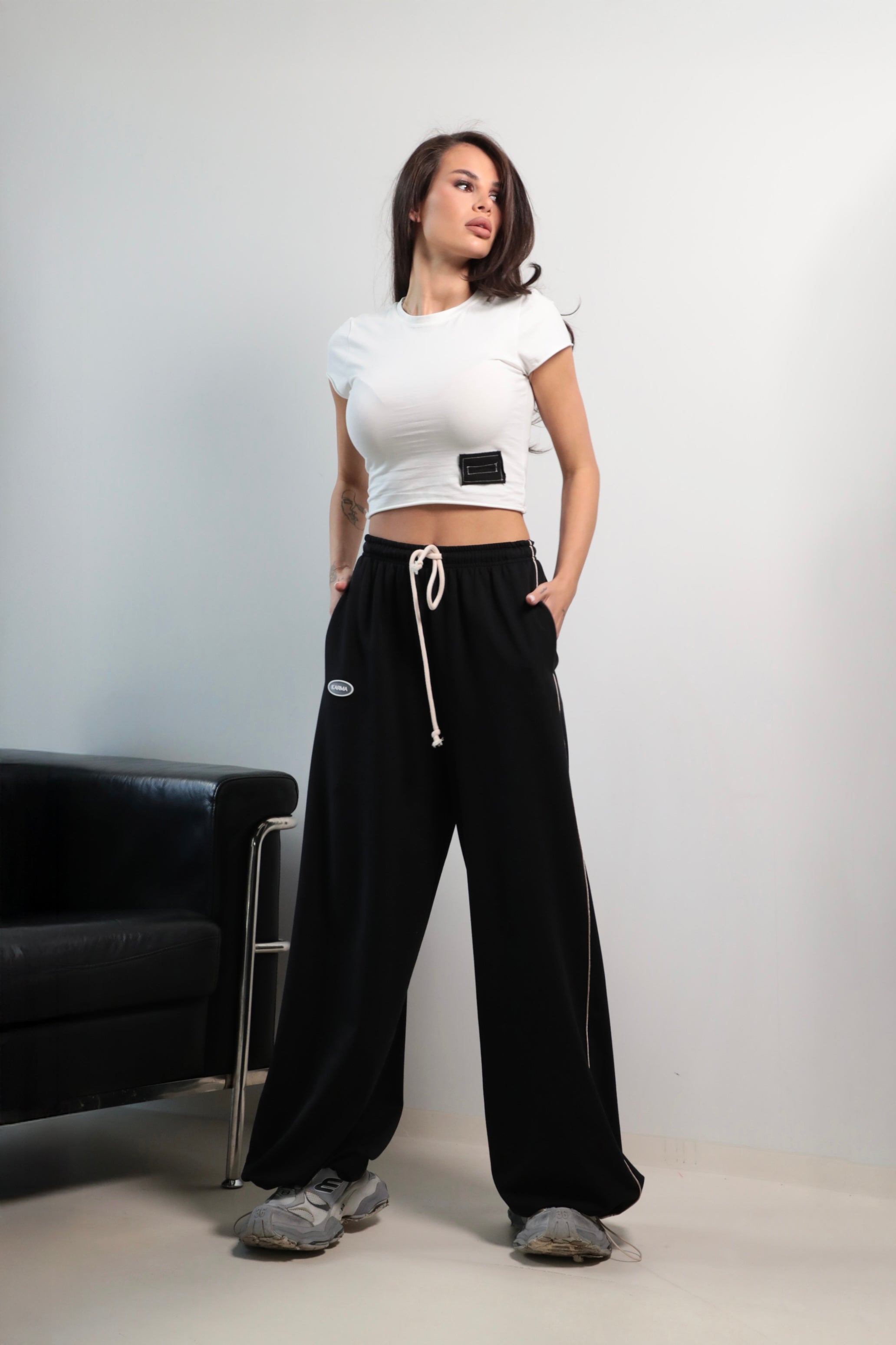 Pantaloni jogger Karma / Negru Jet