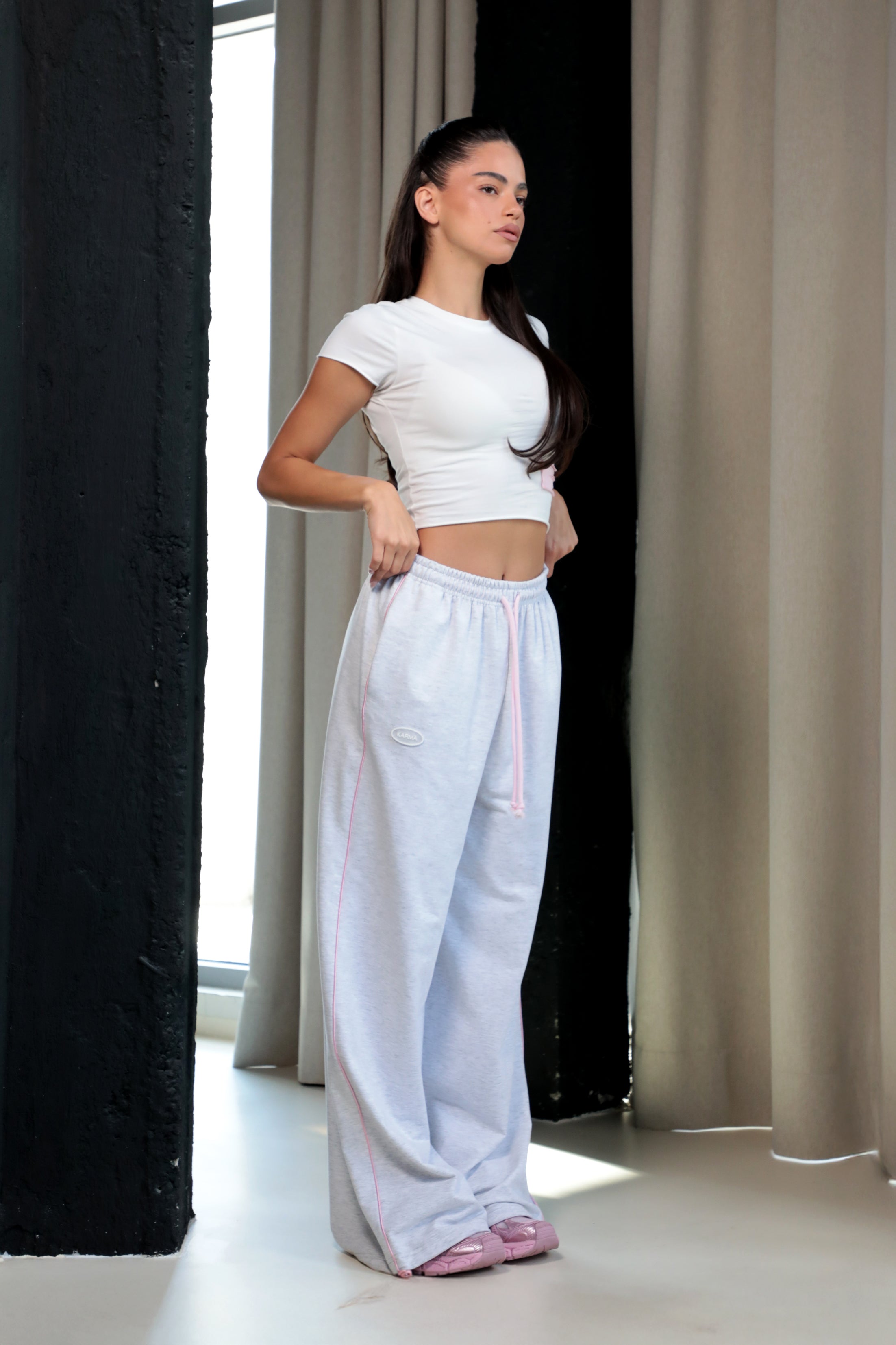 Pantaloni de trening Karma / Argintiu palid
