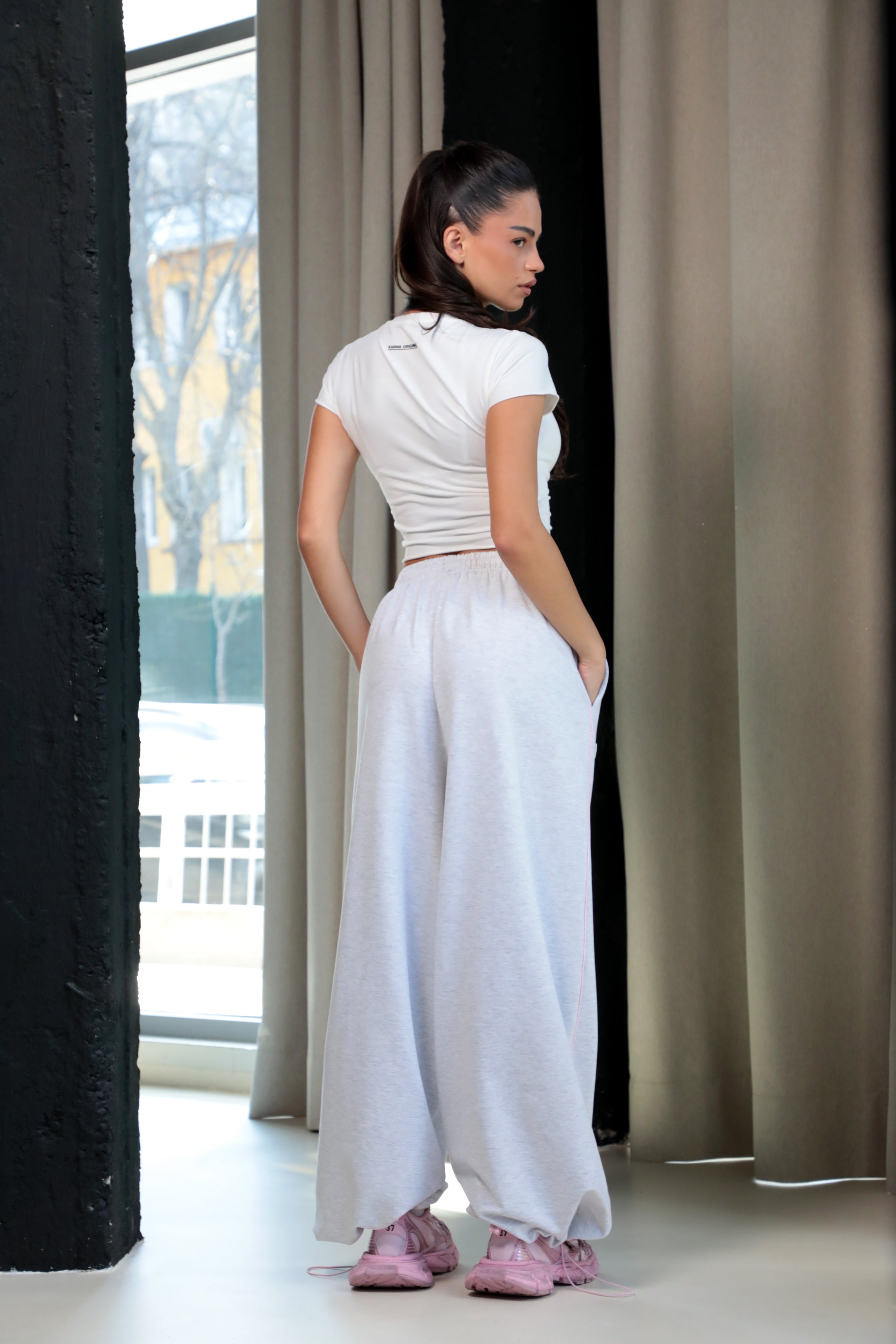 Pantaloni jogger Karma / Argintiu palid