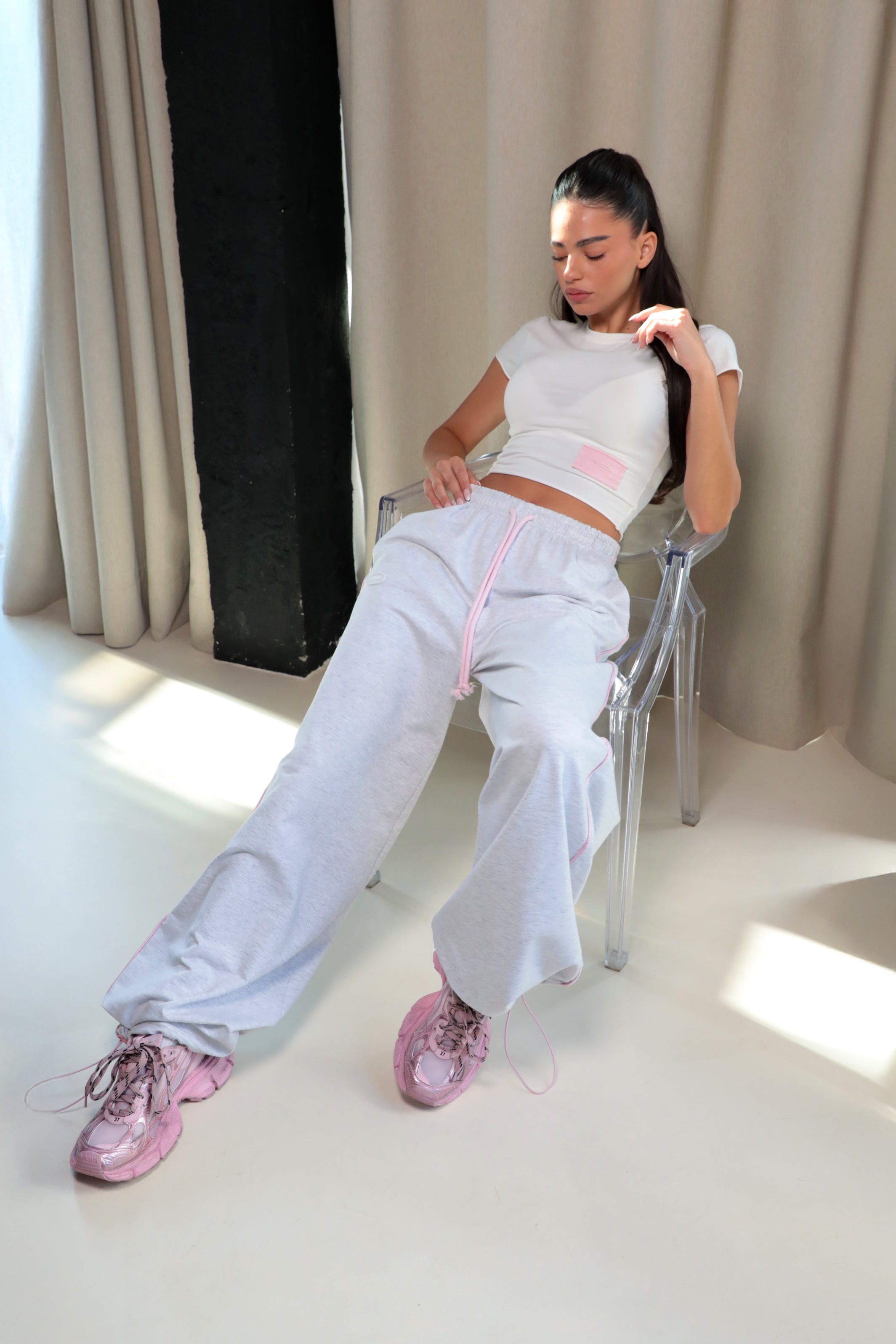 Pantaloni de trening Karma / Argintiu Palid